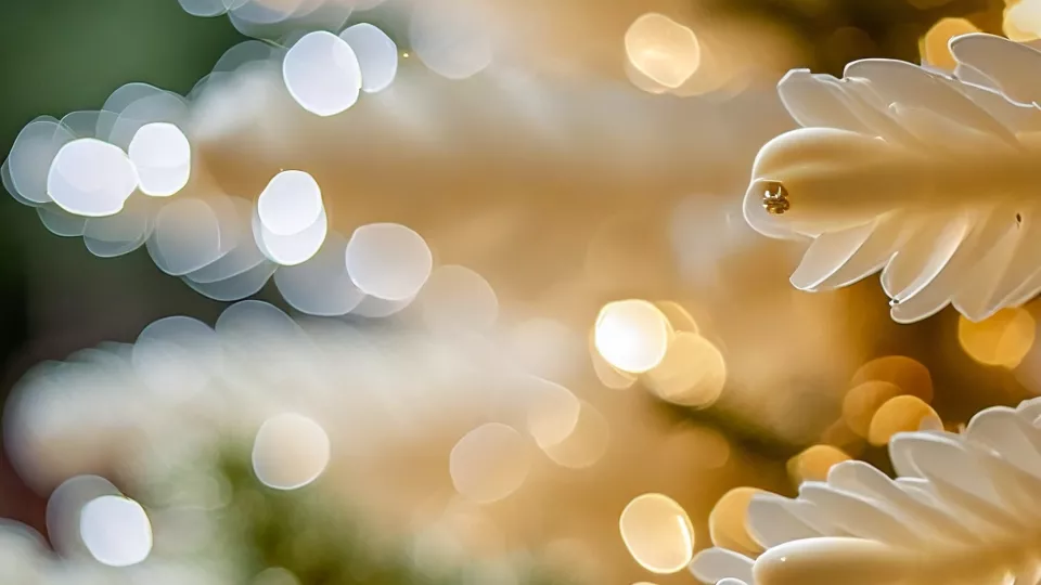 AI genererad julgransbild med vita dekorationer. Eget foto som referensbild för AI Adobe Firefly. 