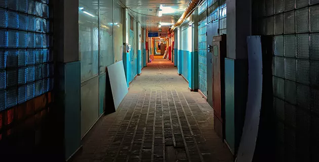 Lång korridor. Foto.
