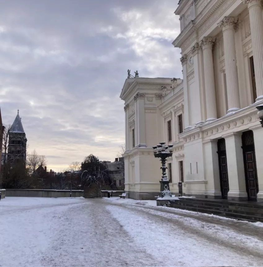 Lunds universitetshus ett snölandskap där domkyrkan skymtar i bakgrunden. Foto