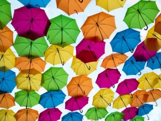 Paraplyer i glada färger. Foto: Christian Walker.